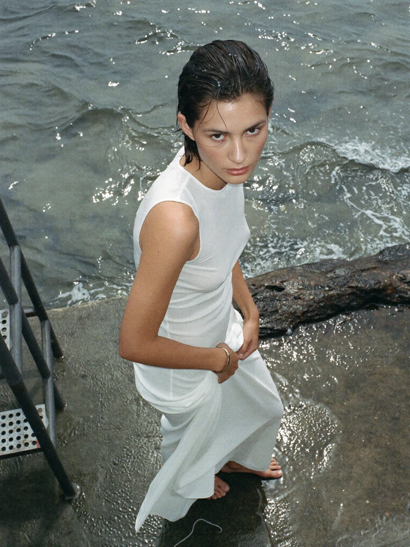 Vestido branco molhado saindo do mar